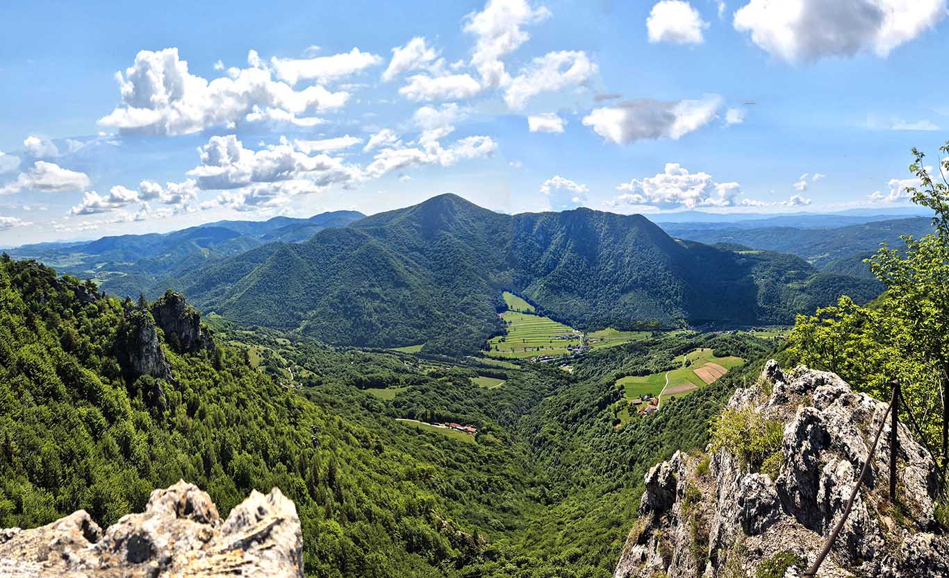 Dostop do vrha Kopitnika skozi gozd je enostaven, razen zadnjega dela