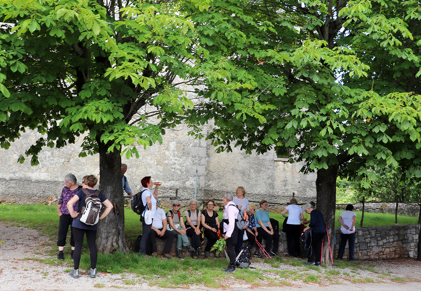 V senci kostanjev pred cerkvijo smo si privoščili krajši počitek