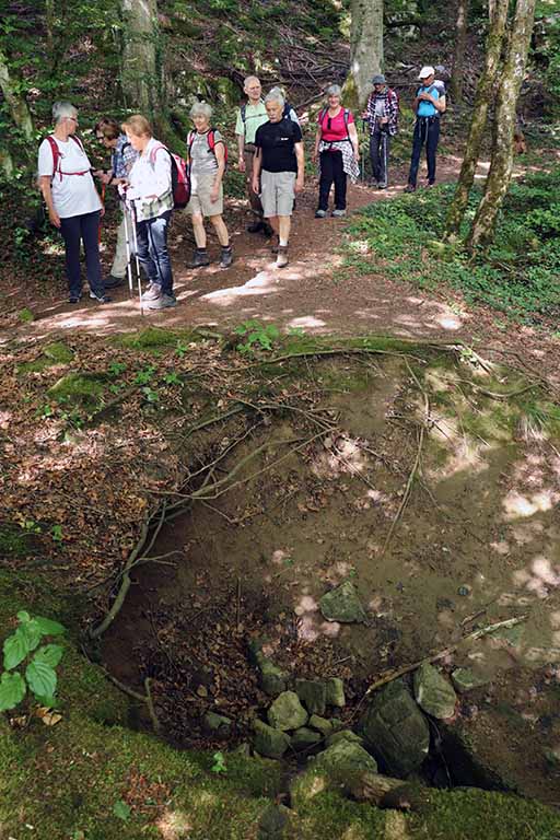 Skalnat kotel pod potjo čaka na deževje