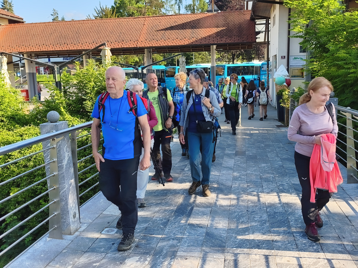 Ko smo izstopili iz avtobusa, smo prečkali Selško Soro in že smo bili v starem mestnem jedru Škofje Loke.