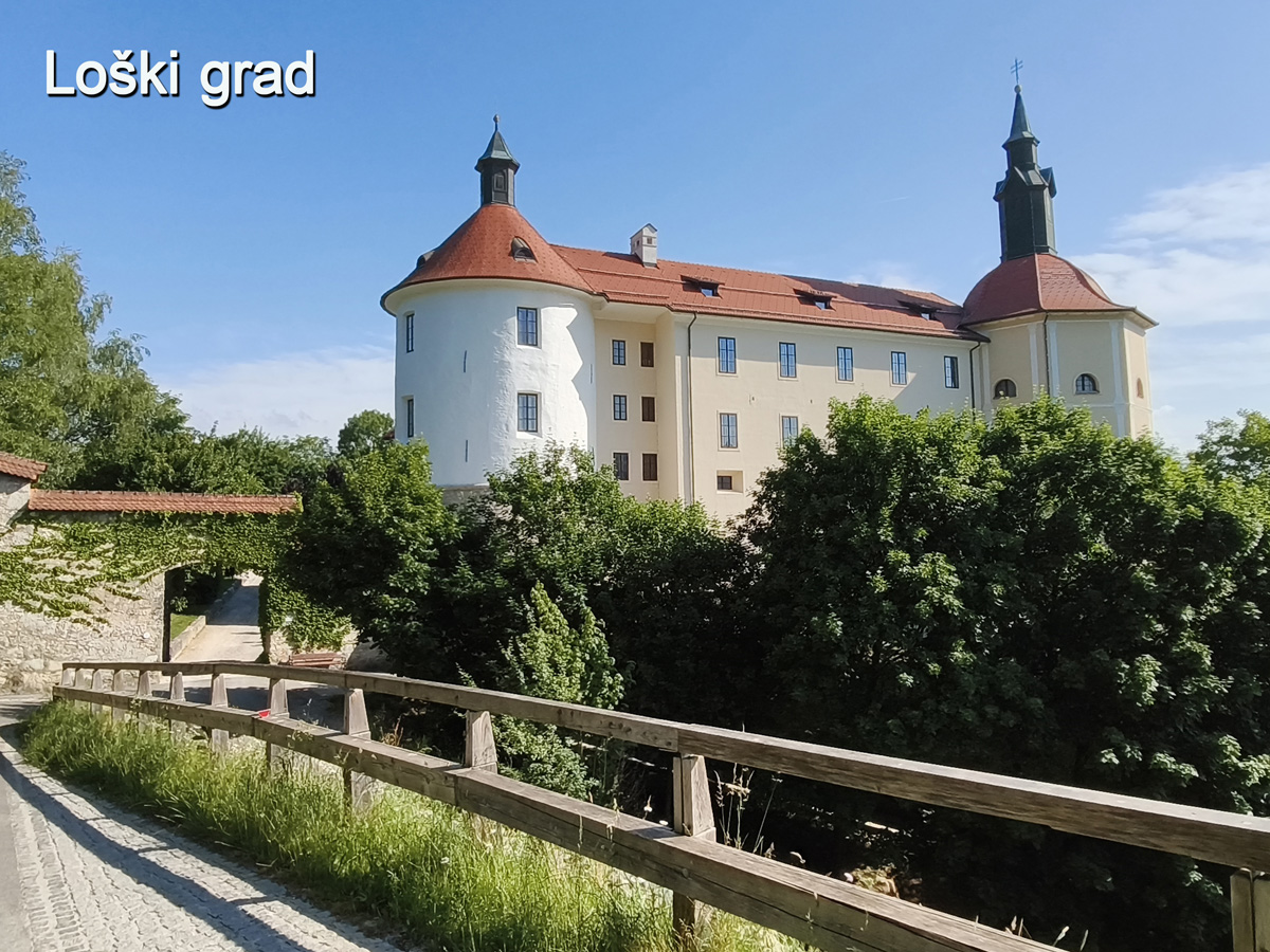 Kot prvi nas je pozdravil lepo obnovljen Loški grad, ki stoj na vzpetini nad mestom.