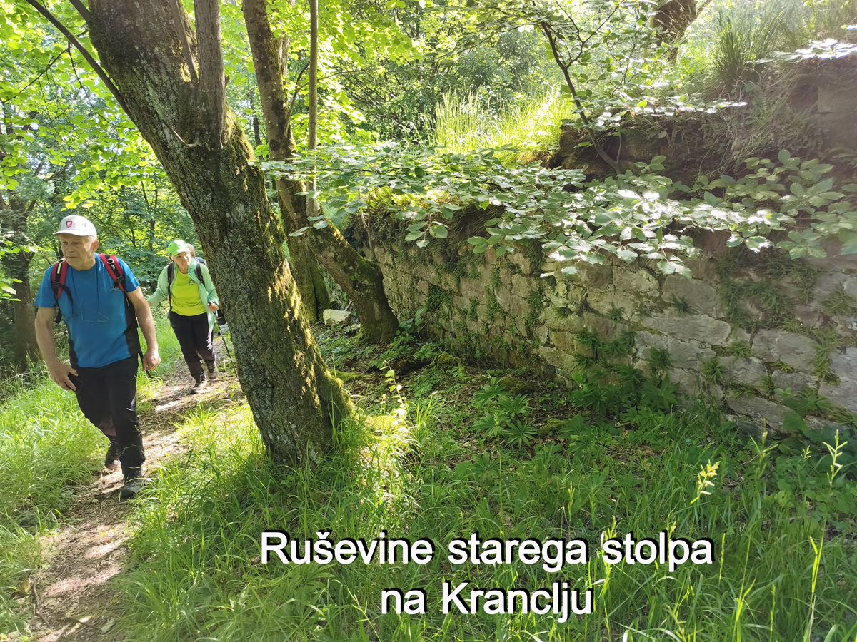 Po krajšem vzponu smo prispeli do drugega gradu, bolje rečeno, do ruševin starega stolpa na Kranclju.