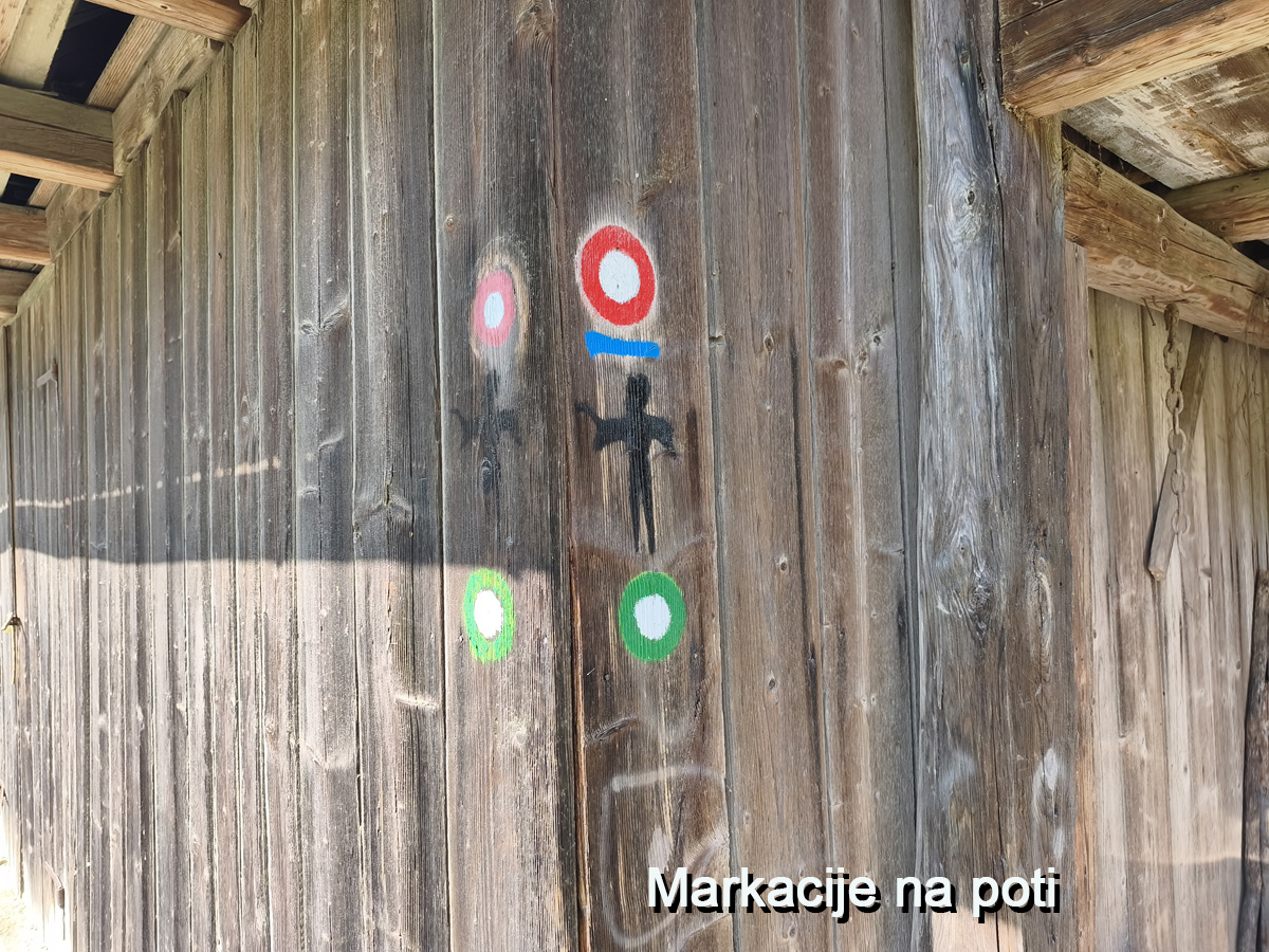 Vso pot nas je vodila značilna markacija v obliki »črnca«,oz paža, ki je del legende o škofu Abrahamu in njegovim pažem, slednji pa je upodobljen tudi v grbu Škofje Loke.