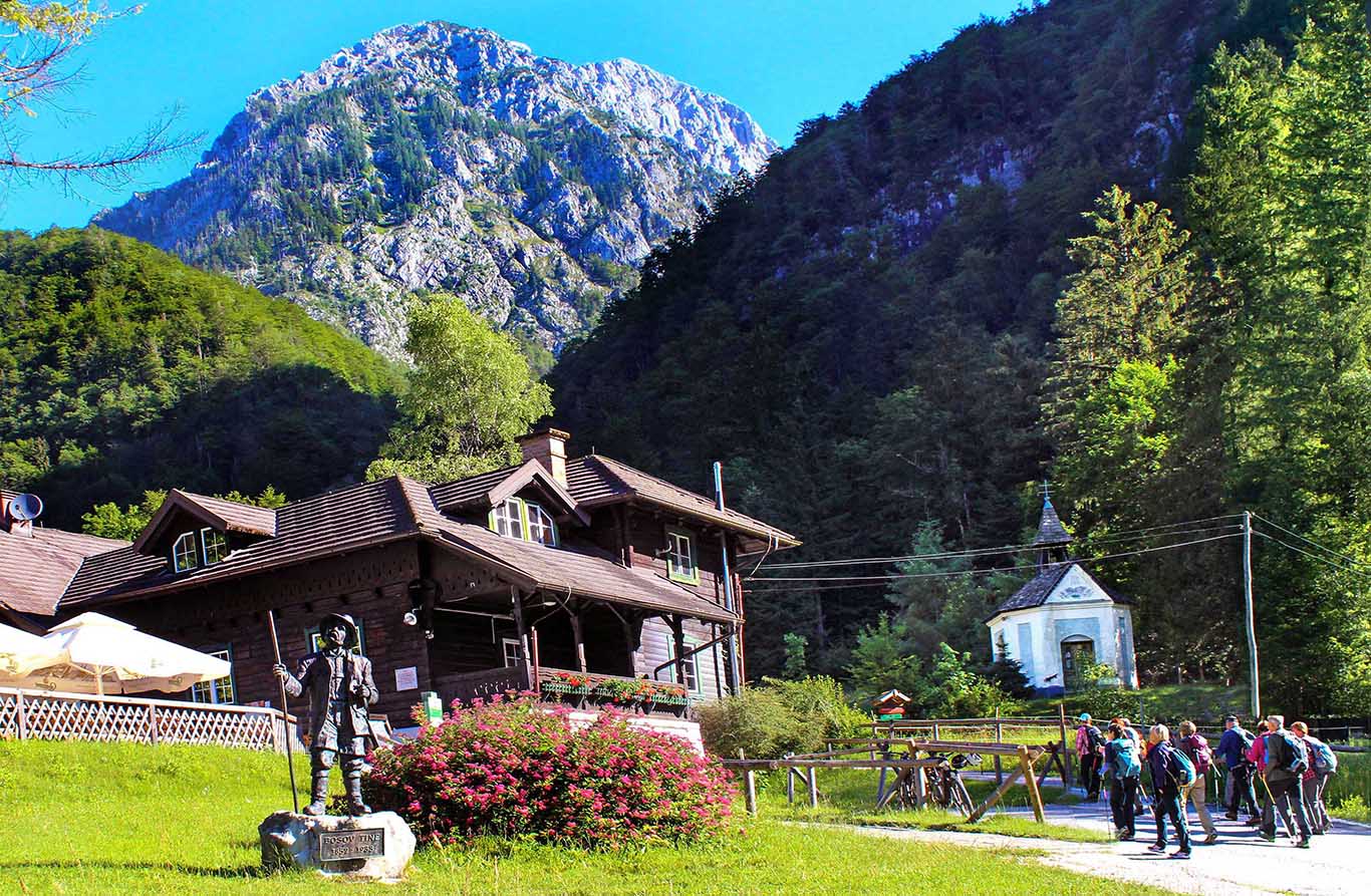 Pred domom v Kamniški Bistrici stoji kip Valentina Slatnarja – Bosa, lovca, lovskega čuvaja, gorskega vodnika in reševalca.