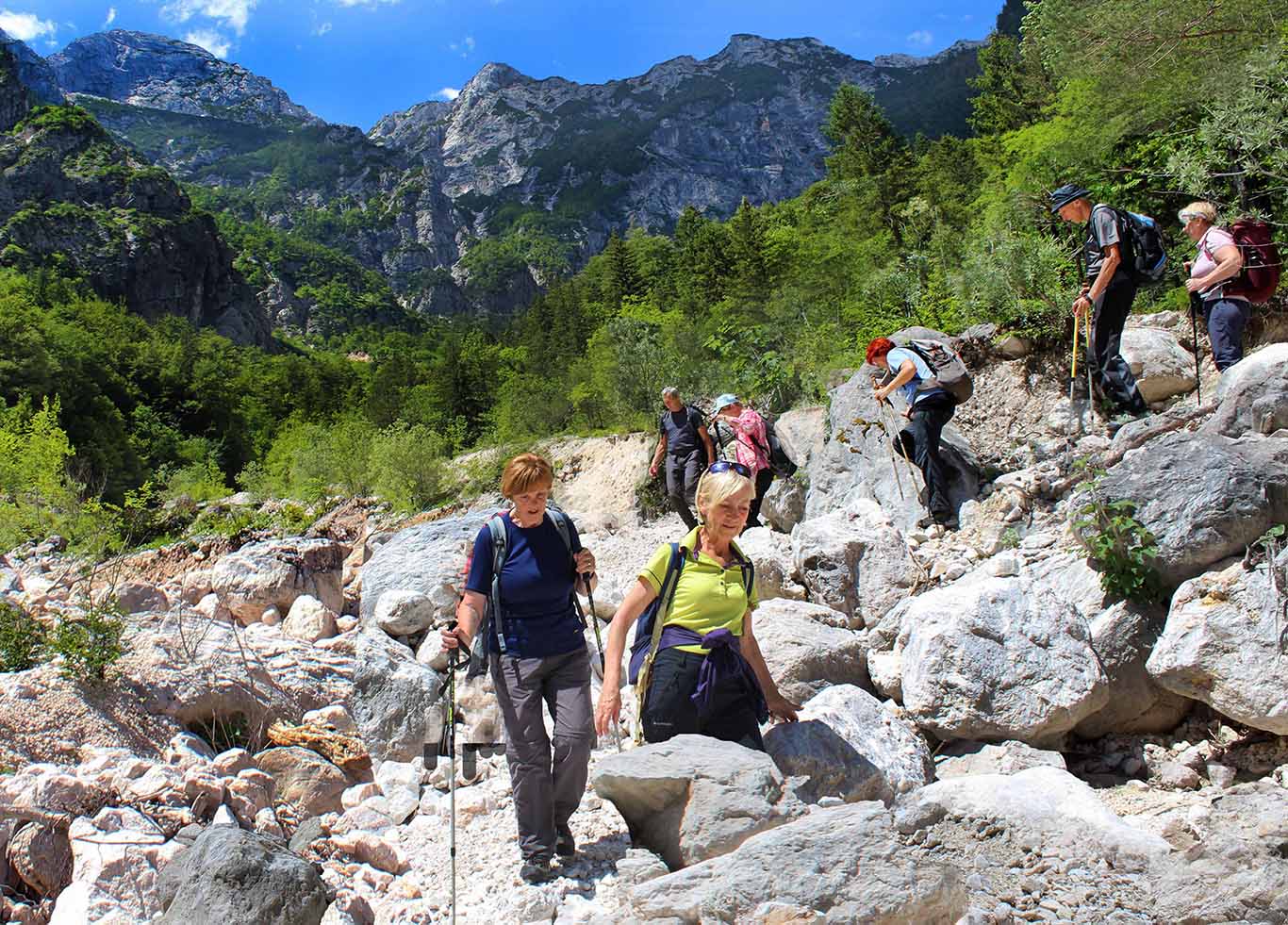 Prečenje suhe struge hudournika Črnevka
