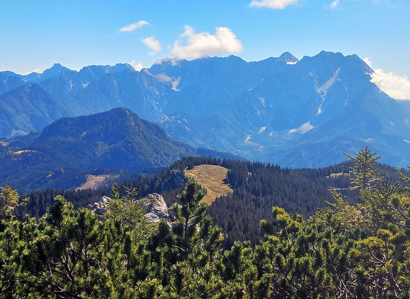 Tu se nam je odprl razgled na Virnikov Grintavec in Kamniško-Savinjske Alpe od Ojstrice do Kočne