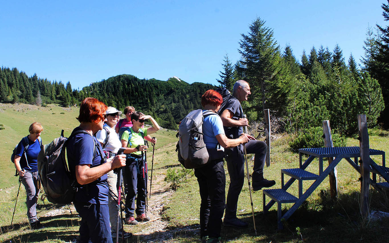 Pašnik smo zapustili preko kovinskih stopnic in nadaljevali po stezo, ki so jo nekoč uporabljali jugoslovanski graničarji