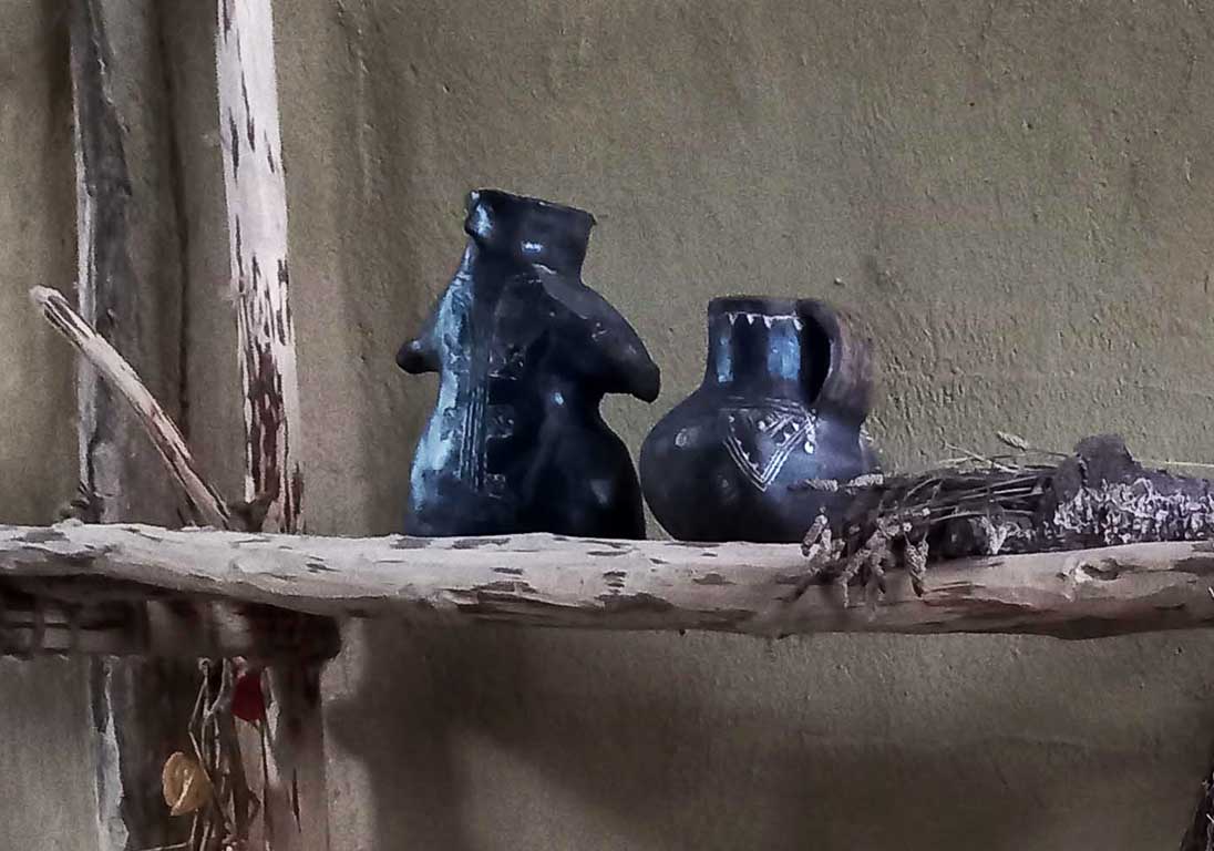 Črno lončevino so krasili s črtastimi vzorci