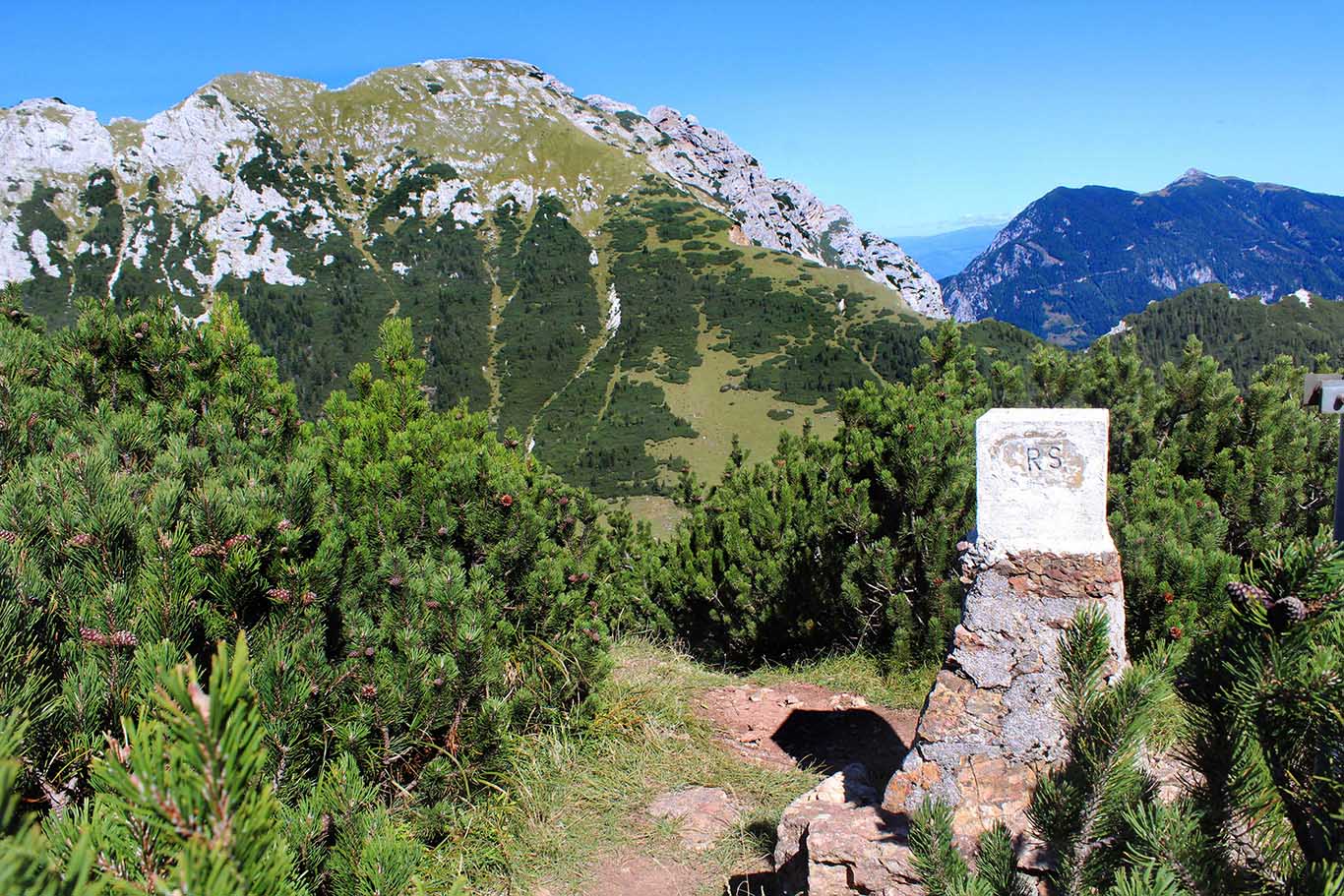 Pogled na pobočja Tolste Košute in Obir v ozadju