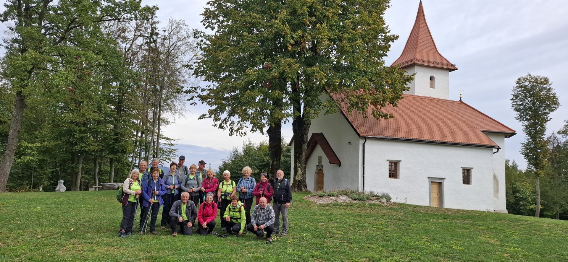 Skupinska fotografija pred cerkvijo sv. Duha.